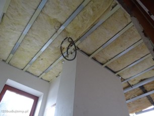 druga warstwa wełny mineralnej ocieplenia poddasza taśma dwustronna na profilach