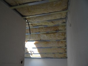 dwie warstwy wełny mineralnej isover, stelaż z profili gotowy do przyklejenie paroizolacji