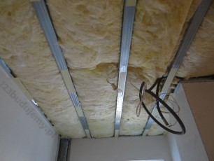 dwie warstwy wełny, na to paroizolacja z foli srebrnej metalizowanej