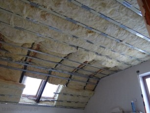 stelaż zabudowy poddasza dwie warstwy izolacji cieplnej