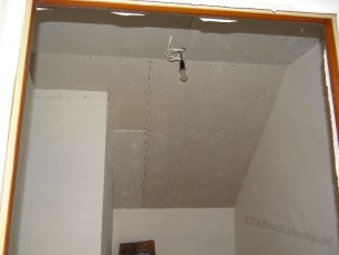 zabudowa garderoby na poddaszu płytami kartonowo-gipsowymi