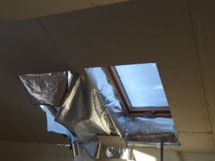 obróbka wykończenie płytami okna dachowego roto