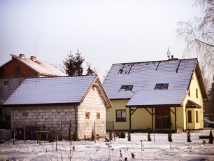 widok z tyłu działki, garaż wolno stojący taras okna dachowe zima