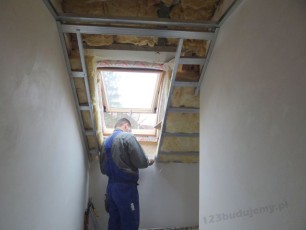 stelaż wokoło okna dachowego