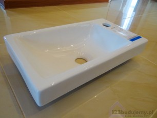 umywalka stojąca na blacie płytka