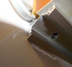 montaż profila do led pod meblami, przyklejenie profilu