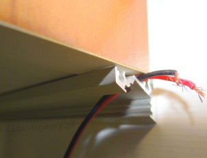 gdzie przeprowadzić kable do taśmy led pod meblami