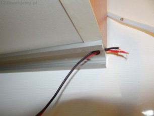 jak zamontować taśmę led pod meblami