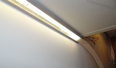 taśma led jako oświetlenie blatu i mebli w kuchni