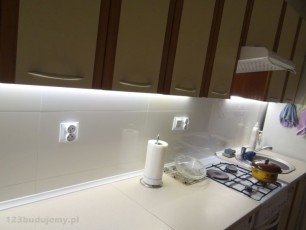 aranżacja oświetlenia kuchni pod meblami, inspiracje kuchnia oświetlenie