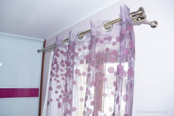 firanki w pokoju zuzi montaż zasłon, zasłony na kułkach