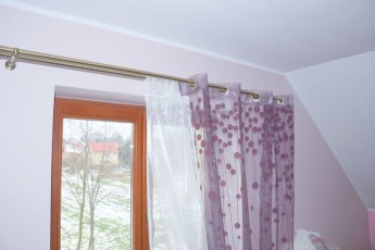 wystrój okna bardzo delikatny firanki ze wzorem