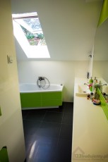 aranżacja łazienki z czarną podłogą