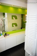 grzejnik łązienkowy ręcznikowiec białe szafki wiszące