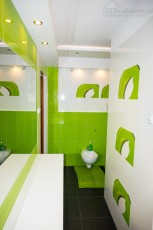 soczysto zielone płytki z białymi dodatkami i dekory, tubądzin colour pop