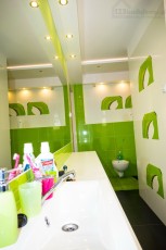 soczyście zielono biała łazienka na poddasz