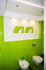 zielone płytki i białe ze kropkami strukturalnymi tubądzin