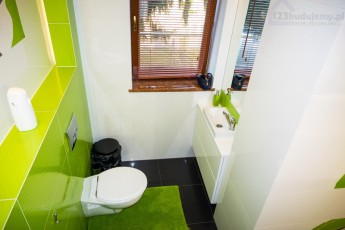 okno drewniane w łazience, żaluzje na oknie bezinwazyjny montaż