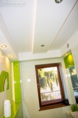 ozdobny podwieszany sufit z oświetleniem led taśma led na suficie