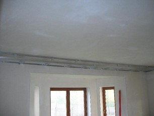 ozdobna półka podwieszana z regipsu z oświetleniem halogenowym