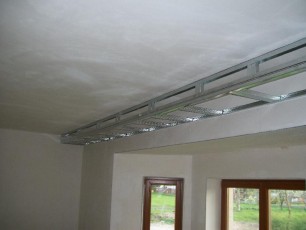 sufit podwieszany, gzyms przy ścianie z oświetleniem led