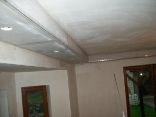 konstrukcja przy suficie na ścianie z oświetleniem w narożniku w około całego pokoju