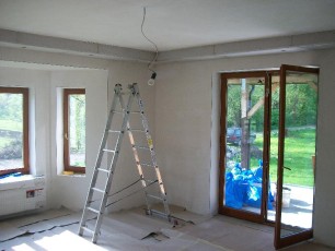 opaska na suficie w salonie z oświetlniem ledowym