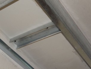 profil uw100 przykręcony pionowo do sufitu, profil cd poprzecznie zanitowany