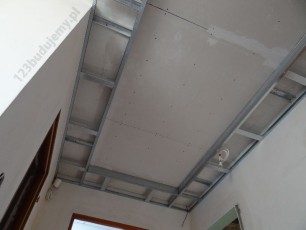 konstrukcja z profili poprzecznych cd60 oraz ściennych uw100