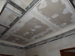 spoinowanie płyt kartonowo-gipsowych na suficie podwieszanym zabudowy poddasza