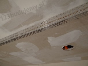 konstrukcja wykończona narożnikiem aluminiowym do suchej zabudowy