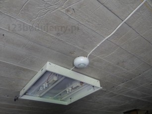lampa na suficie, z czujką ruchu