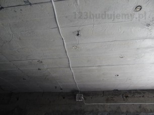 przeprowadzony kabel elektryczny po świanie i suficie, uchwyty kablowe,