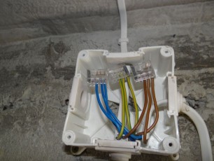 puszka pk połączeniowa połączenie kabli za pomocą złączek wago