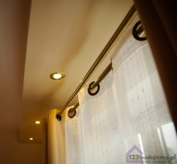 Gzyms pod sufitem z oświtleniem