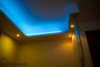 Nowoczesny sufit podwieszany w holu taśma led rgb