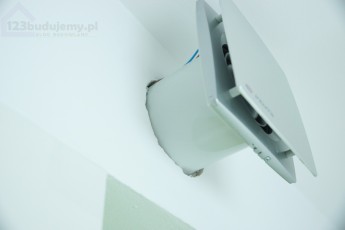 montaż wentylatora łazienkowego w rurze spiro