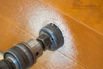 wiercenie w drzwiach otworu na tuleje wentylacyjne