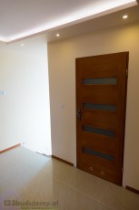 Przedpokój sufit podwieszany oświetlenie punktowe nad drzwiami