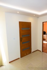 przedpokój z dwupoziomowym sufitem dekoracyjnym z oświetleniem