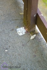 montaż drewnianej balustrady na balkonie