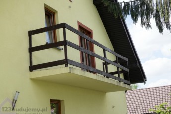 balkon nad podjazdem, barierka drewniana