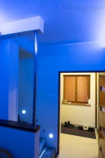 Hol na parterze tymczasowe drzwi na schodach odciecie poddasza