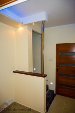 ozdobna konstrukcja w korytarzu hol przedpokój