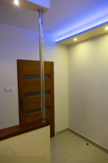 ozdobna rura na korytarzu