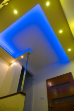 nowoczesny sufit z oświetleniem rgb