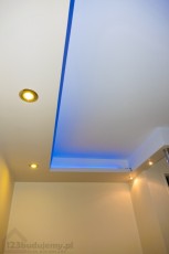 gzyms pod sufitem z oświetleniem