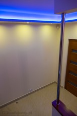 wyspa w holu korytarzy z chromowaną rurką do sufitu