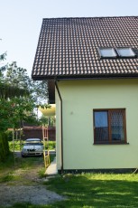 Przygotowanie rusztowania do montażu barierki na balkonie