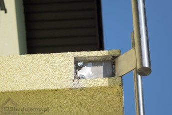 montaż balustrady aluminiowej na balkonie